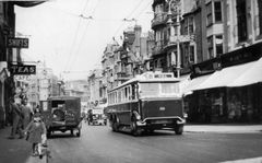 Guy-single-decker-trolley-bus-at-Wellington-Place-and-York-Buildings.-1946-7.